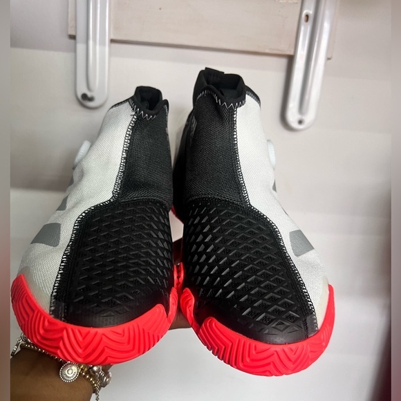 NWT ADIDAS Men's STYCON BOA Color:Cloud White-Silver Metallic-Solar
Red Size 7.5 - Picture 9 of 9